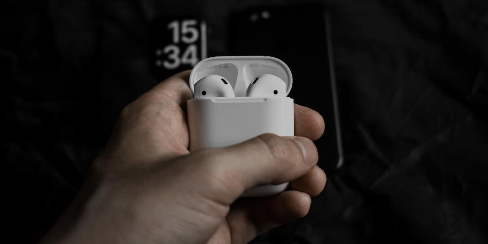 AirPods Case Flashing Green? Why and How to Fix It
