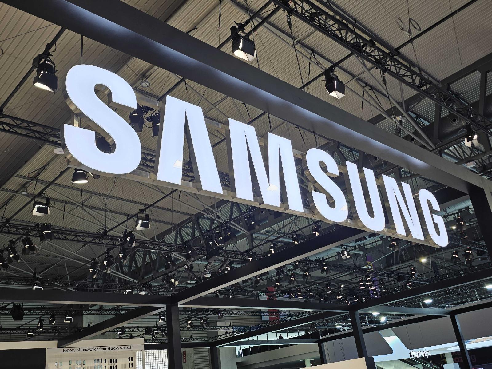 Samsung surpasses Apple in smartphone shipments by 1% amid persisting market decline
