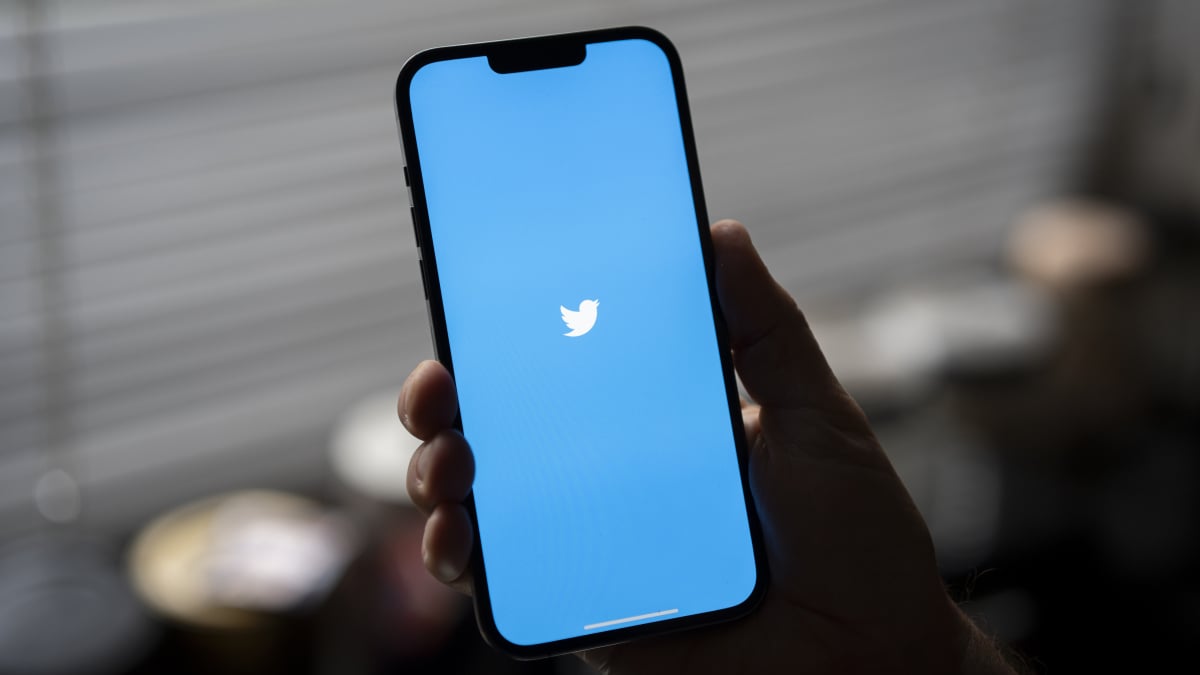 Twitter changed DM settings so users who don’t pay for Twitter Blue can’t message you