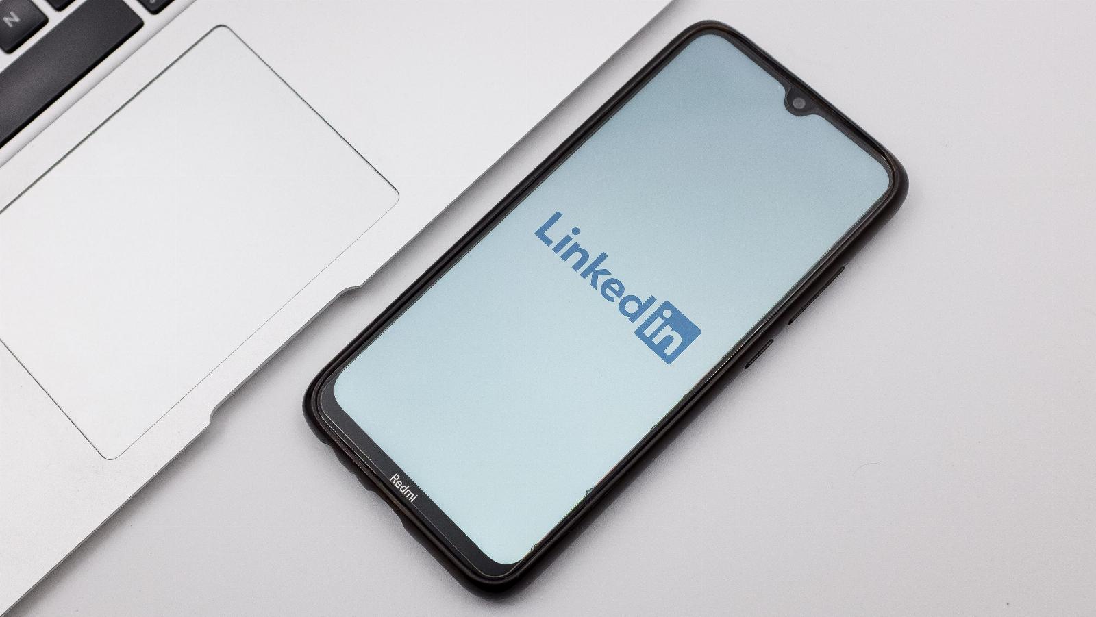LinkedIn’s new feature nudges users to reach out to people in their network