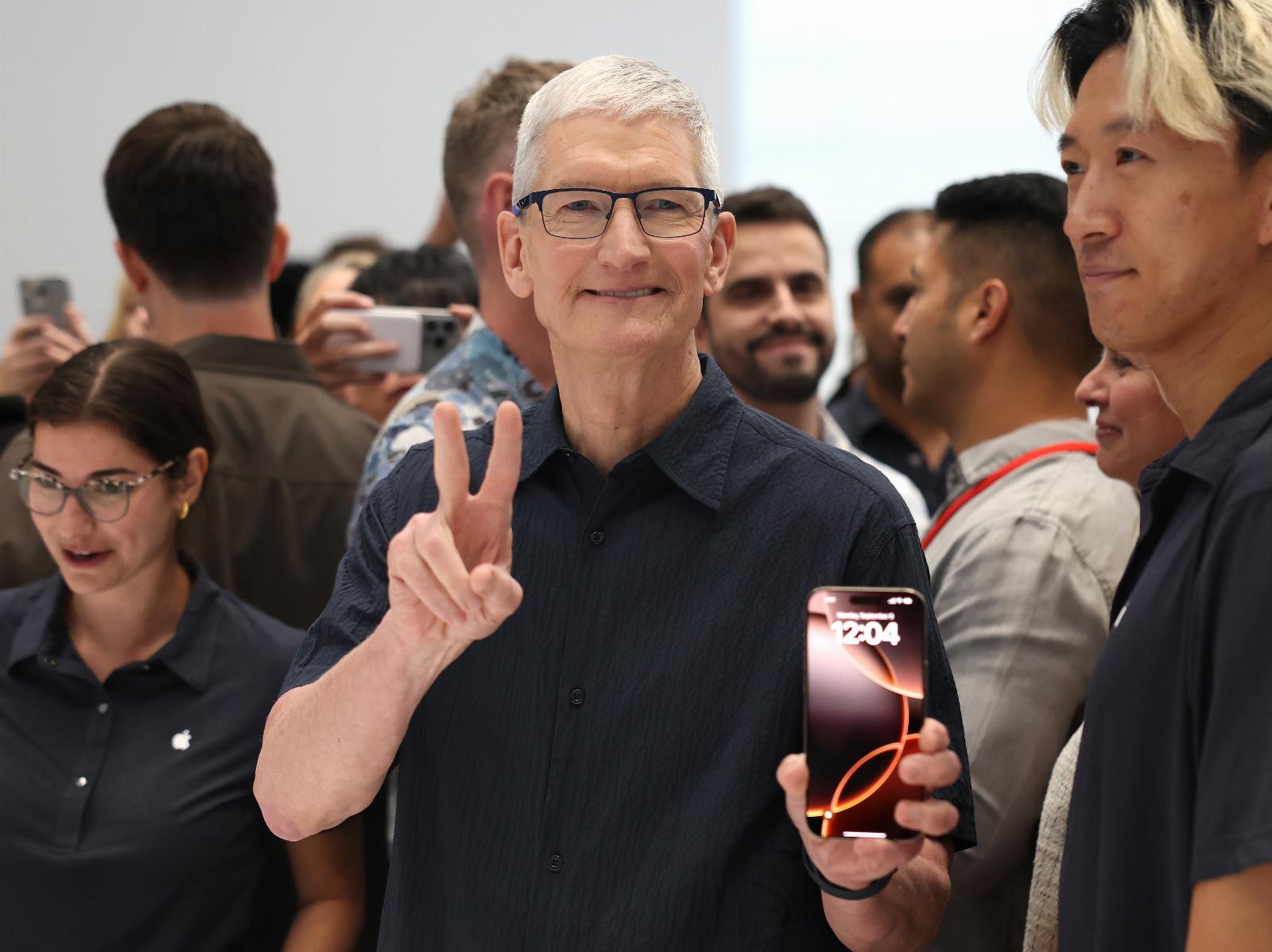 After learning that you can name group chats, Tim Cook chose the safest name possible