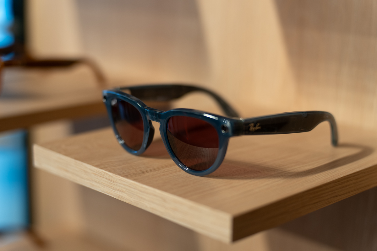 Meta’s smart glasses outsell traditional Ray-Bans in some stores, even before AI features roll out